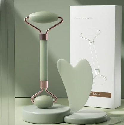The Sculpt Duo scraping tool held in one hand